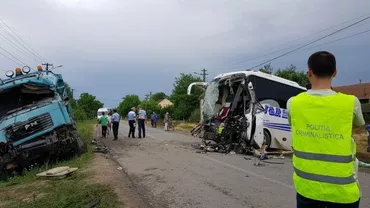 Arad: Coliziune între un autobuz și un camion. A fost solicitat elicopterul SMURD (FOTO)
