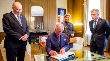 Prințul Charles a fost prezent, joi, la Institutul Cultural Român de la Londra: La sugestia ambasadorului Dan Mihalache, moștenitorul Coroanei britanice a purtat o insignă cu simbolul Centenarului Marii Uniri (FOTO, VIDEO)