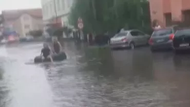 URGIE în Târgu Jiu! O furtună de doar câteva minute a făcut PRĂPĂD. Străzile au fost înghițite de apă (VIDEO)