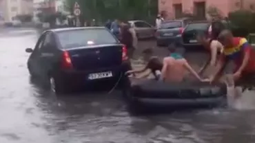 Haz de necaz! Plimbare cu barca pe străzile inundate (VIDEO)