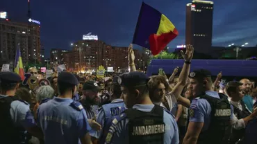 Incidente între protestatari și jandarmi la manifestația din Piața Victoriei (FOTO, VIDEO)