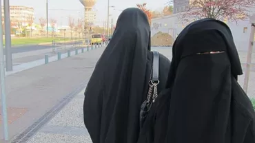 Danemarca INTERZICE vălul islamic integral în spațiul public