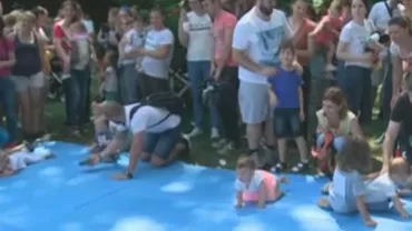 Cursa zilei de 1 iunie: Zeci de bebeluşi au participat la concursul de mers de-a bușilea prin Muzeul Satului (VIDEO)