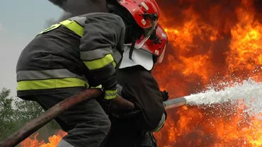 Alba: Acoperișul unui bloc, mistuit de flăcări. Fumul este vizibil de la o distanță mare (FOTO)