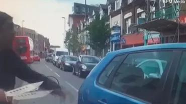 Imagini șocante în Londra! Un biciclist înarmat cu un cuţit a atacat un șofer (VIDEO)