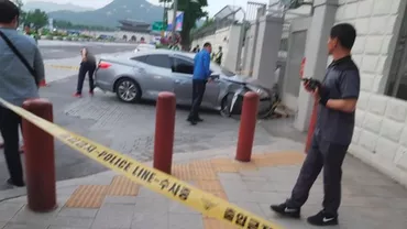 Incident ciudat la ambasada Statelor Unite din Coreea de Sud: O maşină a intrat direct în gardul imobilului (FOTO)