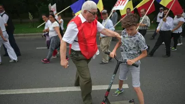 Incident REVOLTĂTOR la mitingul PSD: Un organizator a bruscat un copil care voia să se plimbe printre ei (FOTO)