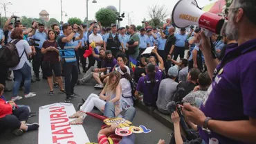 Câteva zeci de protestatari #rezist au încercat să ajungă în Piaţa Victoriei: Intervenţie rapidă a jandarmilor (VIDEO)