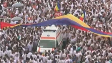 Mitingul PSD face şi victime: Ambulanţele au trebuit să intre în mulţime să acorde îngrijiri (VIDEO)