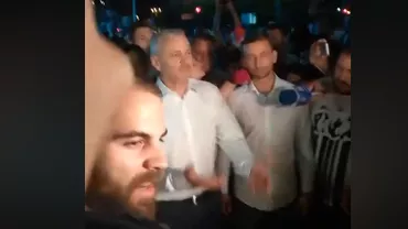 Dragnea, luat la întrebări de câțiva protestatari #rezist, chiar după mitingul PSD. ''De ce ne FURI, de ce ne MINȚI?'' (VIDEO)