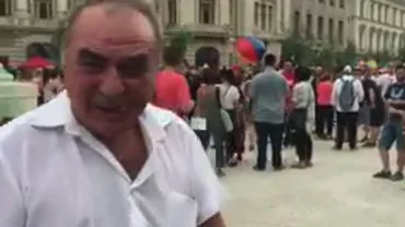 Viralul zilei de sâmbătă: Un bărbat a greșit protestul și a ajuns la parada LGBT (VIDEO)