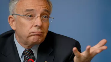 Isărescu îi face SNOBI pe românii care și-au luat apartamente: 'Sunt prizonierii propriilor aspiraţii'. Guvernatorul BNR ÎŞI BATE JOC de tinerii care au făcut CREDIT: Puteau să aștepte 20-30 de ani....