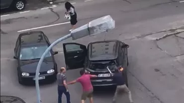 SCANDAL MONSTRU la Piteşti! Un bărbat a smuls o BARĂ DE METAL din asfalt, şi-a LOVIT vecinul şi i-a DISTRUS maşina (FOTO, VIDEO)