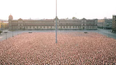 11.000 de persoane vor poza nud în parcarea unui supermarket