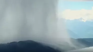 TSUNAMI CĂZUT DIN CER. Fenomen RAR, surprins de un alpinist (VIDEO)