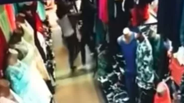 Baia Mare: O vânzătoare a fost bătută CRUNT de o clientă (VIDEO)