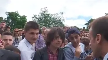 Macron, lecţie pentru un tânăr care a încercat să îl ia la mişto: Poţi face pe imbecilul, dar azi se cântă Marseilleza. Îmi spui domnule preşedinte al Republicii sau domnule! (VIDEO)