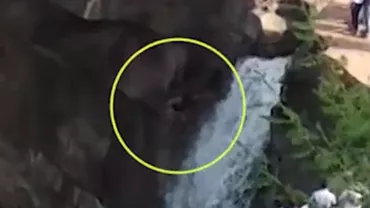 India: Un tânăr a murit, după ce a încercat să-și facă un selfie în apropierea unei cascade (VIDEO)