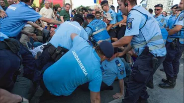 Protest în Piaţa Victoriei: Câteva mii de persoane scandează împotriva PSD. Îmbrânceli cu jandarmii. Mai multe persoane au fost ridicate (FOTO)