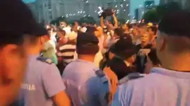 Momente incredibile la protestul din Piaţa Victoriei: Mihai Şora a fost încercuit de jandarmi (FOTO)