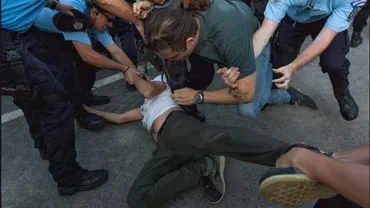 Protest marcat de violenţe în Piaţa Victoriei: Mai multe persoane au fost urcate în dubă. Jandarmii au trebuit să intervină toată seară (FOTO, VIDEO)