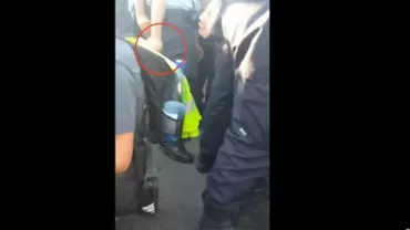 Protestul din Piața Victoriei: Jandarm, filmat în timp ce folosea spray lacrimogen, pe ascuns, în mijlocul manifestanților (FOTO, VIDEO)