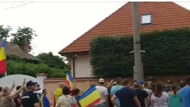 Protestatarii #rezist, în fața casei lui Iohannis din Sibiu: Deșteaptă-te române! (VIDEO)