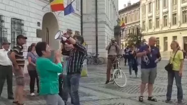 Sibiu: Peste 100 de persoane se bucură în Piaţa Mare de sentinţa primită de Liviu Dragnea (VIDEO)