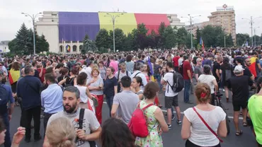 O nouă zi de proteste în Piaţa Victoriei: Cum au primit oamenii sentinţa din dosarul lui Liviu Dragnea (VIDEO)