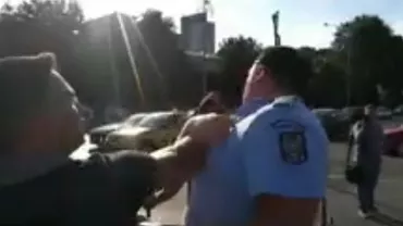 Violenţă la manifestaţiile anti-PSD! Jandarm agresat de un protestatar #rezist (VIDEO)