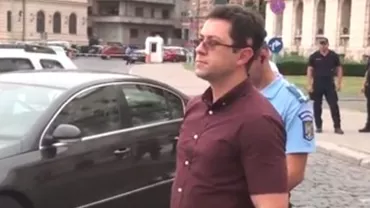 Cine este ''cetăţeanul'' cu staţie care stă printre jandarmi şi legitimează protestatarii (VIDEO)