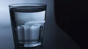 Ce se întâmplă dacă pui un pahar cu apă sub pat în fiecare noapte