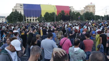 O nouă seară de protest în Capitală: Mii de oameni au ieșit în Piața Victoriei și au scandat 'JOS DICTATORUL' și 'PSD, ciuma roșie' (FOTO, VIDEO)