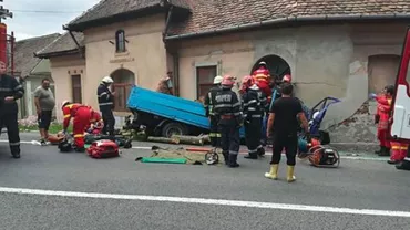 Sibiu: GRAV accident rutier pe DN1. Un camion s-a făcut PRAF după ce s-a izbit violent de o casă