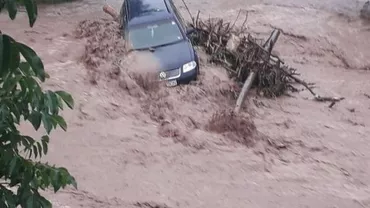 Inundaţiile fac prăpăd în ţară: Comandament de urgenţă convocat la Guvern (VIDEO)