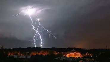 Un fulger a lovit un bloc locativ din Chișinău (VIDEO)