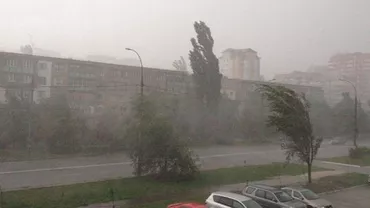 Vreme extremă pe final de săptămână: Cod portocaliu de ploi abundente, vijelii şi grindină (FOTO)