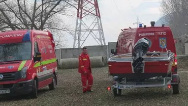 O autospecială ISU care intervenea pentru evacua oamenii din calea inundaţiilor, lovită puternic de un şofer vitezoman: 9 persoane au fost rănite