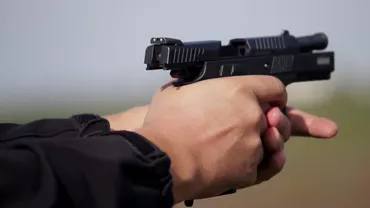 ȘOCANT! Fiul unui cunoscut analist politic a fost ÎMPUȘCAT MORTAL