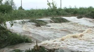 Argeș: Un bărbat a murit după ce a încercat să treacă un râu călare