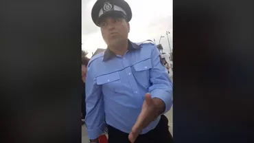 O tânără care strângea semnături pentru campania Fără penali în funcţii publice, apostrofată de poliţişti: Păreţi penibilă. Fără întrebări (VIDEO)