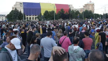 O nouă seară de proteste în Piața Victoriei: Îmbrânceli între manifestanți și jandarmi (FOTO, VIDEO)