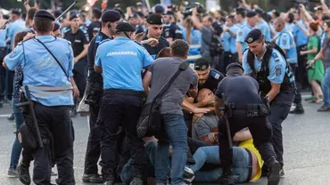 Incidente în Piața Victoriei: Patru protestatari conduși la Poliției, doi jandarmi au fost răniți (FOTO)