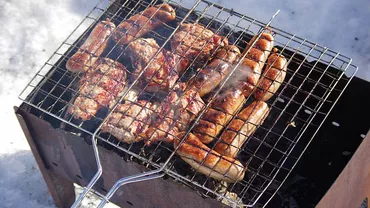 Otrăvuri pe grătar! Mici cu nitraţi, monoglutamat de sodiu și carmin. Te-ai întrebat vreodată câte E-uri au?