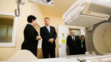 Iohannis, primit cu scandări la Institutul Oncologic din Cluj: ”Uniţi salvăm toată România!” și ”Clujul vă susține!”