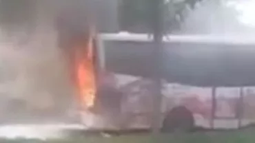 Brăila: Un autobuz a luat foc în trafic. Cauza incendiului... (VIDEO)