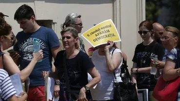Protest INEDIT la CCR: Oamenii stau la coadă pentru a depune sesizări în care cer verificarea Codului de Procedură Penală (FOTO)