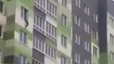 La un pas de TRAGEDIE: Un copil a căzut de la etajul 7. Cum i-au salvat vecinii viața (VIDEO)