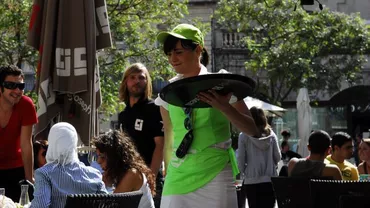 CRIZĂ ACUTĂ de personal pe litoral: Patronii au ajuns să angajeze tineri de 16-18 ani. Ce se întâmplă cu ei după doar o lună