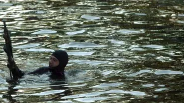 Un bărbat este căutat de pompieri în apele râului Olt